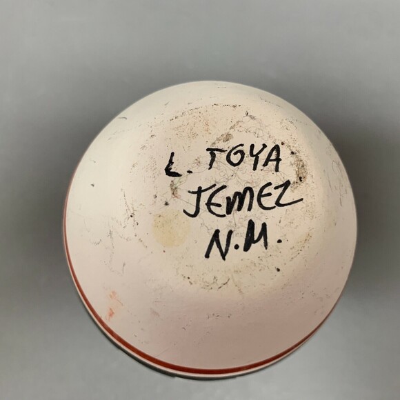Signed L. Toya Jemez N. M. Albuquerque Native American Pottery Vase 6 5/8" High - Picture 9 of 9